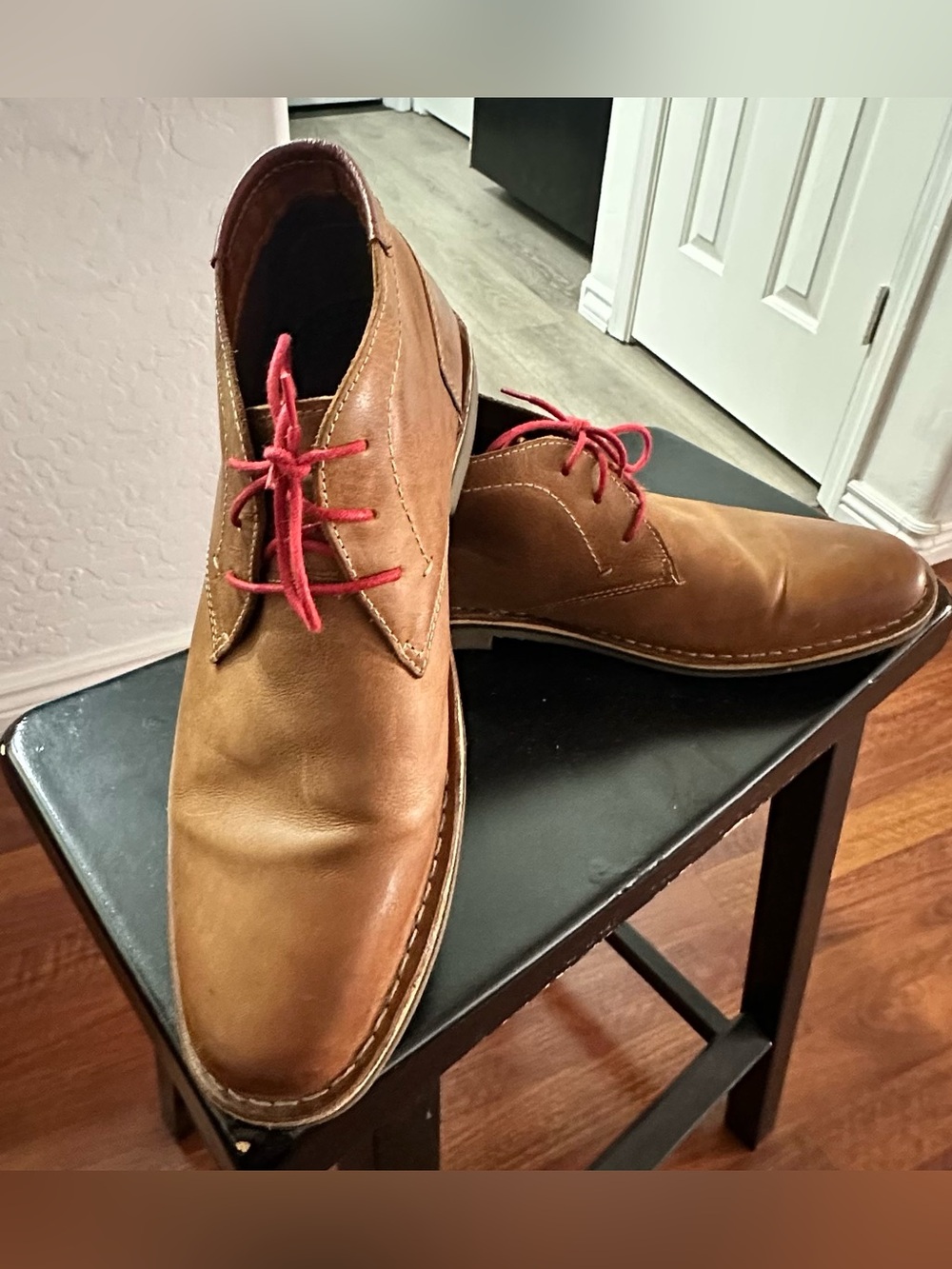 Steve Maddens men’s  Tan Leather Chukka Boots with Red Laces